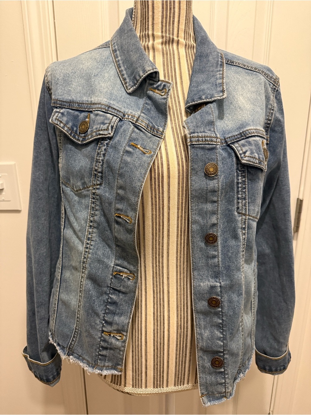 Sott Wash Denim Jacket in Mid-Wash Medium